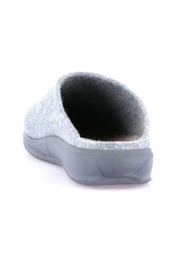Pantofole grigie in feltro con una texture morbida, retro arrotondato e suola in gomma. Interno imbottito per il massimo comfort. Design leggero.