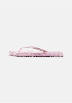Infradito rosa con suola intrecciata testurizzata e sottili cinturini glitterati. Il design presenta uno stile piatto e casual, adatto per il clima caldo.