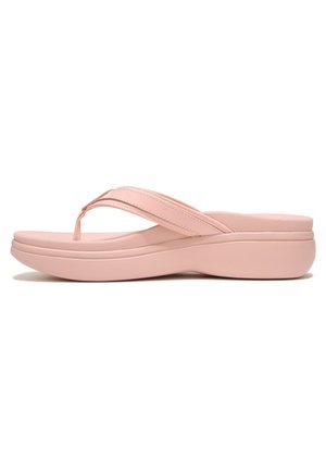 Sandale tong rose rembourrée avec une semelle épaisse et de larges brides en tissu, conçue pour un usage décontracté et le confort.