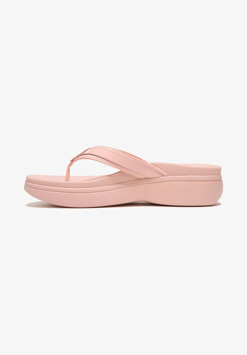 Sandale tong rose rembourrée avec une semelle épaisse et de larges brides en tissu, conçue pour un usage décontracté et le confort.