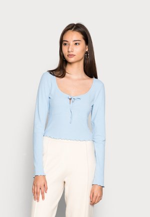 PAMELA REIF x NA-KD - TIE DETAIL - Maglietta a manica lunga - dusty blue
