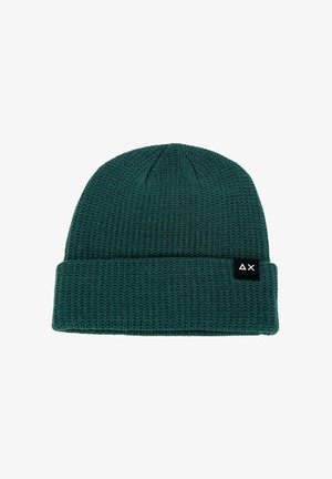 Berretto lavorato a maglia verde con risvolto, caratterizzato da un'etichetta nera con un logo geometrico. Tessuto testurizzato ed elastico per il calore.