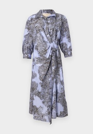 Hellblaues Kleid mit schwarzem botanischem Muster, mit Kragen, Puffärmeln und einer gebundenen Taillendekoration. Glattes Material, knielang.