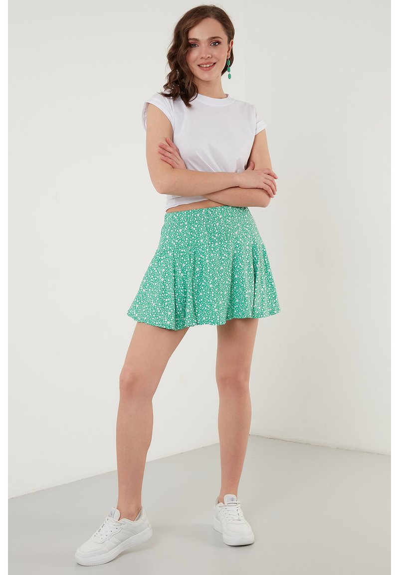 LELA - FLOWERED ELASTIC WAIST - Shorts - benetton color, Ampliar