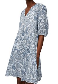 Sininen ja valkoinen paisley-kuvioinen mekko, jossa on V-pääntie, puffihihat ja rento malli. Varustettu sivutaskuilla ja kevyellä kankaalla.