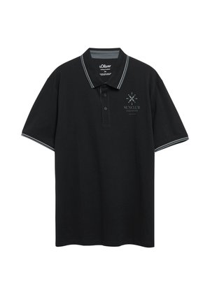 Zwarte poloshirt met korte mouwen en witte bies aan kraag en mouwen, drie knopen en een klein zon-thema "Sunclub"-logo op de borst.