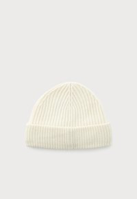 Crème-kleurige geribde gebreide beanie met omgeslagen rand, plat zichtbaar op een lichtgrijze achtergrond.