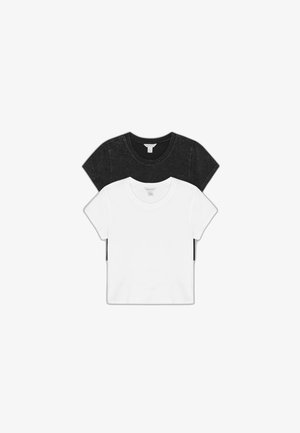 Twee effen T-shirts met korte mouwen en ronde hals, één witte boven een zwarte met gewassen textuur, plat gelegd op een witte achtergrond.