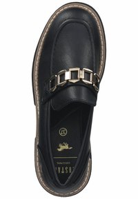Mocassino in pelle nera con un accento in catena dorata, punta rotonda e cuciture beige lungo la suola. La soletta mostra i dettagli del marchio.