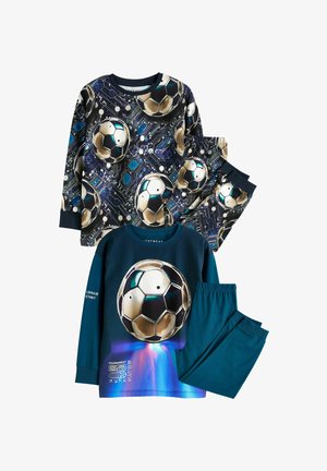 Set van jongensslaapkleding bestaande uit twee delen. Het bovenstuk heeft een marineblauwe achtergrond met voetbalsportgraphics, terwijl de onderkant effen teal is met een elastische tailleband.