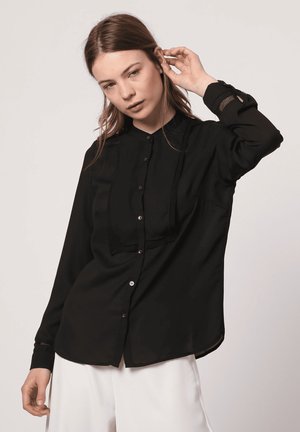 Outfitters Nation, BLUSA FLUIDA CUELLO MAO CON DETALLE CALADO - Blusa - black