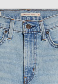 Šviesiai mėlyno džinsinio audinio aukštos liemens tiesios kelnės, su vario spalvos detalėmis, oranžine siūle, dviem priekinėmis kišenėmis ir subtiliu nudilimu.