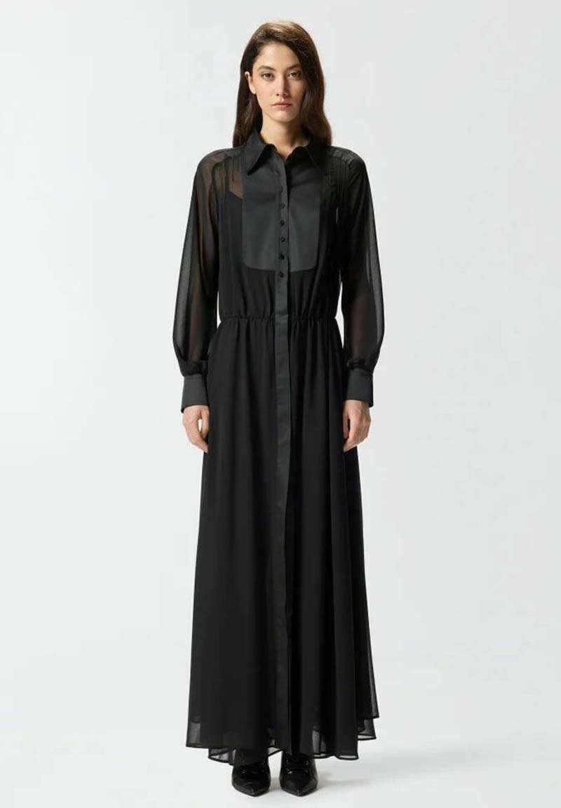 Abito nero a maniche lunghe con chiusura a bottoni sul davanti, tessuto trasparente, vita arricciata e gonna fluida. Texture liscia e vestibilità sartoriale.