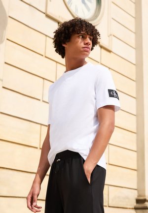 Calvin Klein Jeans, BADGE REGULAR TEE - T-shirts basic - bright white