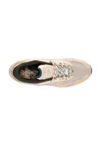 Scarpa sportiva di un beige chiaro realizzata in materiali mesh e suede, con un design con lacci, colletto imbottito e interno di un verde scuro a contrasto. Logo accentuato visibile.