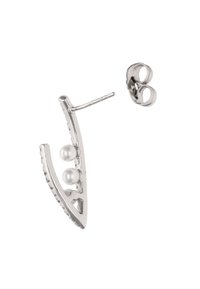 Srebrna nauszka z dwoma białymi perłami umieszczonymi centralnie, o eleganckim, zakrzywionym kształcie i teksturowanych krawędziach dla dodatkowego efektu.