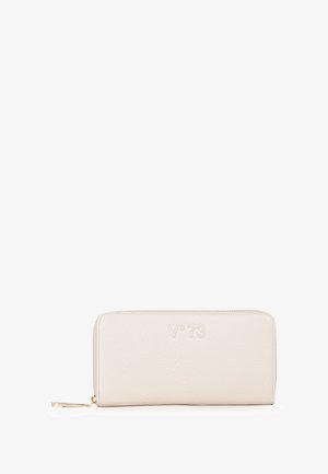 Portafoglio in pelle beige con finitura strutturata, chiusura con zip e logo in rilievo sulla parte anteriore. Forma rettangolare compatta, design leggero.