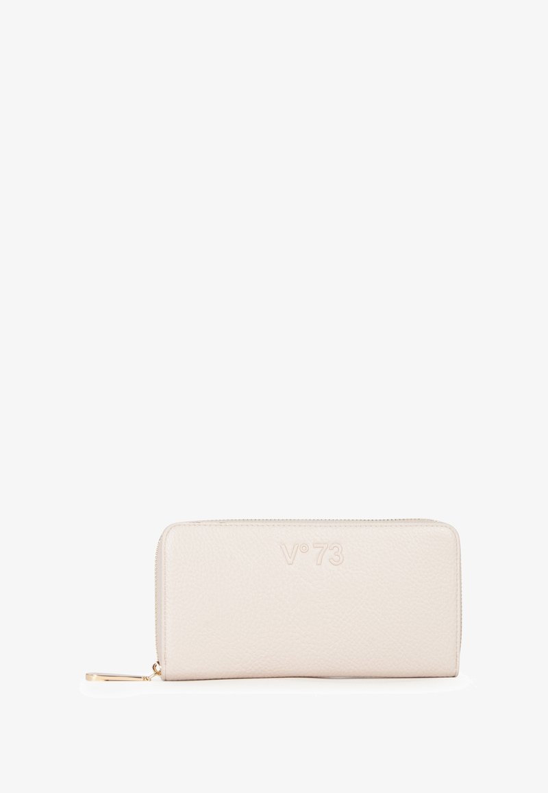 Portafoglio in pelle beige con finitura strutturata, chiusura con zip e logo in rilievo sulla parte anteriore. Forma rettangolare compatta, design leggero.