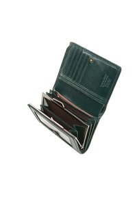 Portefeuille en cuir vert avec plusieurs emplacements pour cartes, une fenêtre transparente pour pièce d'identité et plusieurs compartiments. Dispose d'une fermeture à pression et d'une finition texturée.