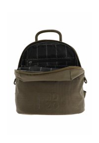 Zaino in tessuto marrone con texture, maniglia superiore, zip aperta che rivela un interno foderato di nero con più scomparti e zip.