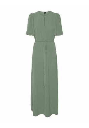 Robe maxi en tissu vert doux avec des manches courtes bouffantes, un décolleté en keyhole et une taille à nouer. Texture lisse avec une silhouette fluide.