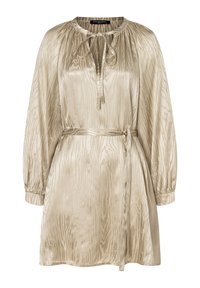 Robe en soie dorée avec une finition texturée, col noué, manches bouffantes élastiques et une ceinture nouée à la taille pour une silhouette ajustée.