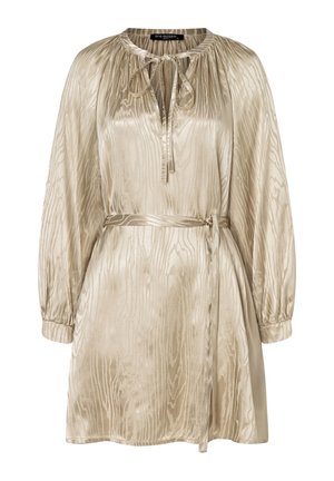 Gouden zijde jurk met een gestructureerde afwerking, striknek, elastische pofmouwen en een gestrikte tailleband voor een aansluitende Silhouette.
