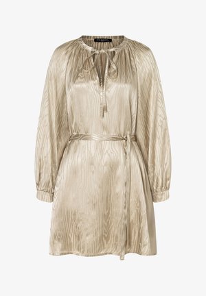 Goldfarbener Seidenkleid mit strukturiertem Finish, Schleifenkragen, elastischen Puffärmeln und einem gebundenen Taillengürtel für eine figurbetonte Silhouette.