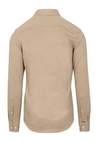 Beige langslieve shirt met een klassieke kraag, knoopmanchetten en een gladde, lichte stof met een subtiele textuur.