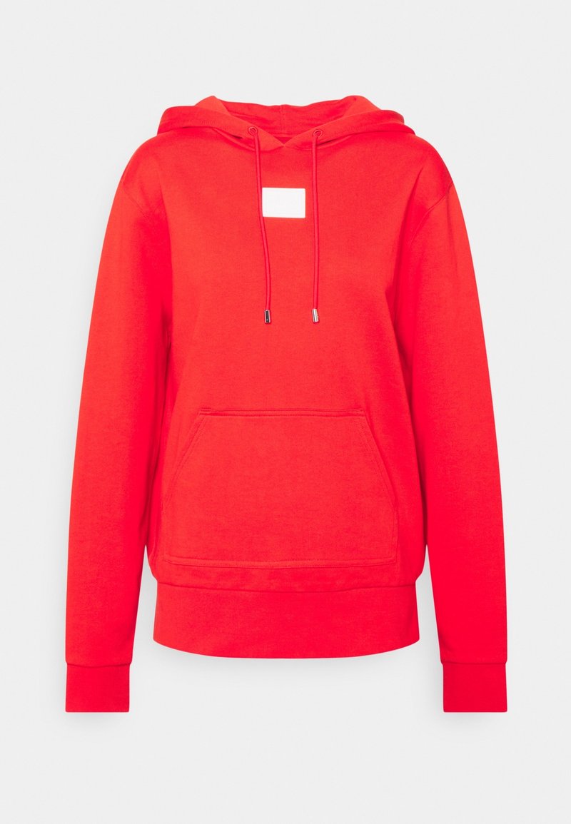 Sweat à capuche rouge à manches longues avec poche kangourou frontale, capuche avec cordon et petite étiquette blanche rectangulaire au centre de la poitrine.