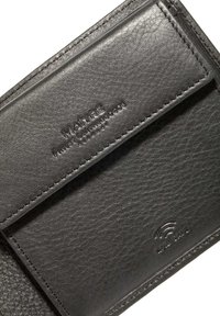 Portafoglio in pelle nera con finitura testurizzata, dotato di uno slot per le carte e un logo del marchio impresso. Include tecnologia di blocco RFID.