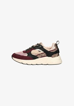 Sneakers hebben een mix van bordeauxrood, zwart en beige materialen, met een gestructureerde bovenkant en zilveren accenten. Dikke witte zool.