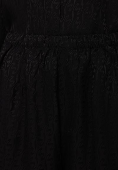 Zwarte jurk van textiel met een subtiel spiraalpatroon. Elastische tailleband biedt rek en comfort.