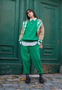 Nike Sportswear PHOENIX W NSW STYLE FLC HR PANT CURVE - Calças de fato de treino - malachite/sail