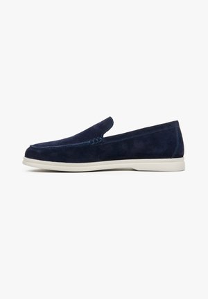 Marineblaue Wildleder-Schlüpfschuhe mit glatter Oberfläche und weißer Gummisohle. Mit einer dekorativen Naht im Obermaterial und einem minimalistischen Design.