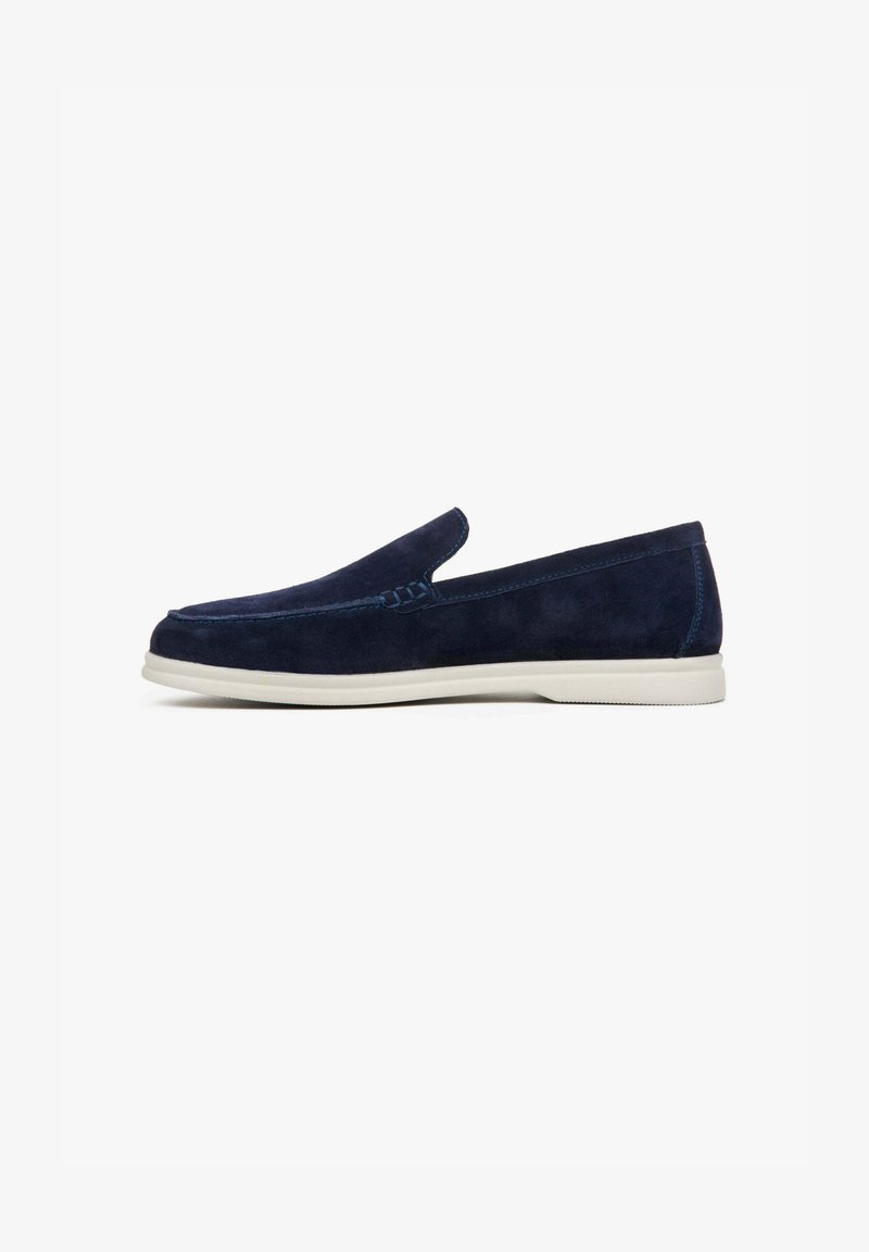 Marineblaue Wildleder-Schlüpfschuhe mit glatter Oberfläche und weißer Gummisohle. Mit einer dekorativen Naht im Obermaterial und einem minimalistischen Design.