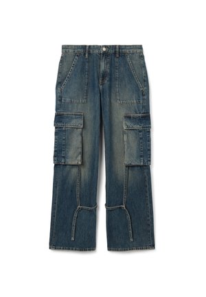 Jeans cargo à jambes larges en denim bleu délavé, dotés de multiples grandes poches, d'une fermeture à boutons et de détails de coutures décoratives.