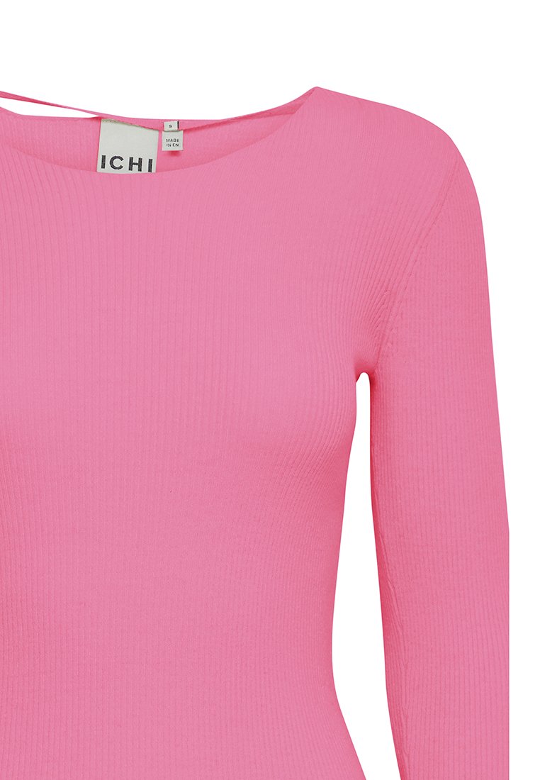 Rosa geripptes Langarmtop mit Rundhalsausschnitt, taillierter Silhouette und weicher Textur. Das Etikett trägt die Aufschrift "ICHI."