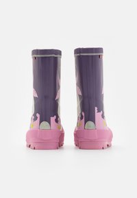 Botas de goma impermeables en color púrpura y rosa con una suela texturizada, que presentan patrones divertidos y un acento gris en los lados.
