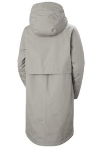 Parka impermeable de color gris claro con capucha, que presenta un corte holgado, ventilación trasera para circulación de aire y una textura exterior suave.