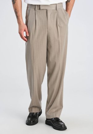 Lindbergh, LINDBERGH STRIPED PLEATED WIDE FIT PANTS - Broek - dk sand mel