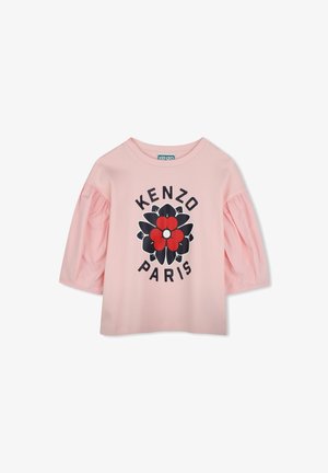 Roze T-shirt met korte mouwen en pofmouwen, met een grote bloemenafbeelding in rood, zwart en wit, en de tekst "KENZO PARIS" onder het ontwerp.
