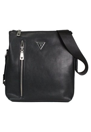 Borsa a tracolla in pelle nera con tasca frontale con zip, hardware argentato e tracolla regolabile. Presenta un logo triangolare brandizzato.