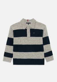 Camisa de rugby de malha de mangas longas com largas riscas horizontais cinzas e pretas, colarinho e um pequeno logótipo bordado no peito.