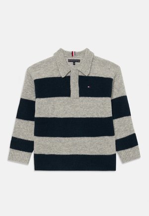 Langermet strikket rugbyshirt med brede horisontale grå og svarte striper, krage, og en liten brodert logo på brystet.