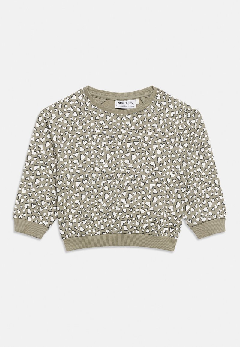 Παιδικό πουλόβερ ανοιχτό ελιάς με λευκές και σκούρες καρδιόσχημες λεοπάρ κηλίδες, ριμπ μανσέτες, τελείωμα και στρογγυλή λαιμόκοψη.