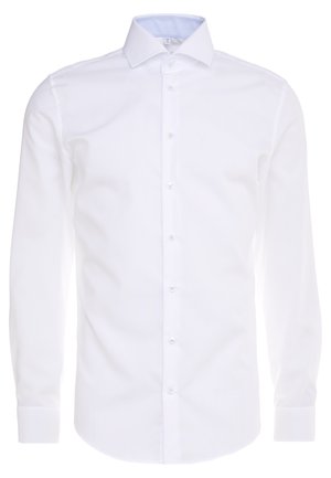 Chemise blanche à manches longues avec un col boutonné, en tissu lisse, présentant une texture subtile et un col intérieur à rayures bleu clair.