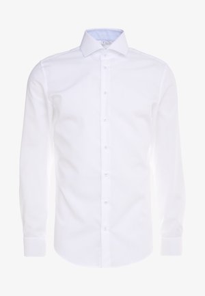 Chemise blanche à manches longues avec un col boutonné, en tissu lisse, présentant une texture subtile et un col intérieur à rayures bleu clair.