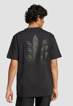 Sort bomulds t-shirt med et stort, tonalt, stribet logo på ryggen. Korte ærmer og en klassisk rundhalset design.
