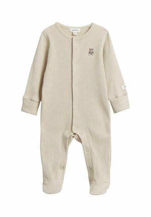 Beige gerippter Baby-Strampler mit langen Ärmeln und Druckknöpfen an der Vorderseite und im Schritt, mit einem kleinen Teddybär-Patch auf der Brust.